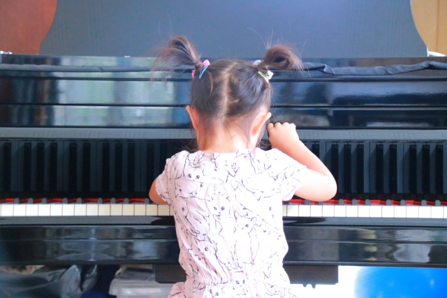 楽しそうにピアノを弾く女の子の後ろ姿